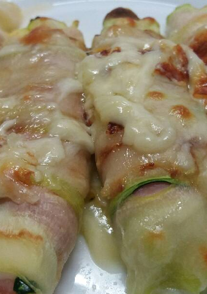 Una foto de Canelones de calabacín con jamón y queso