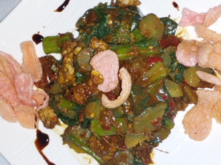 Langkah Mudah untuk Menyiapkan Resep Rujak petis khas jatim yang Uenak Anti Ribet, Lezat
