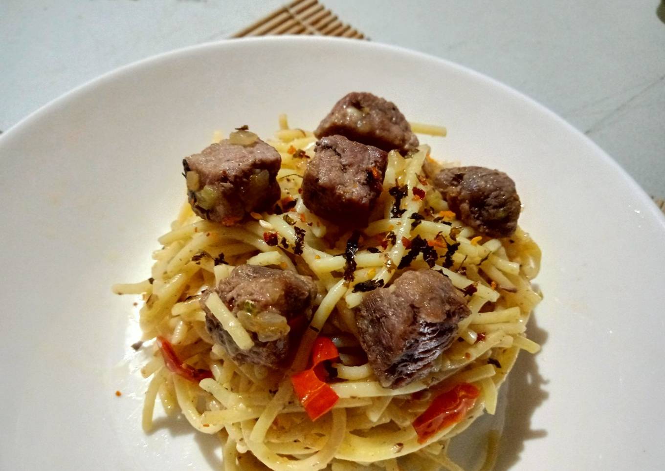 Spaghetty Olio Aglio with Saikoro Beef