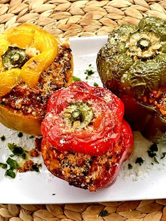 Una foto de Pimientos tricolor rellenos de carne, verduras y arroz