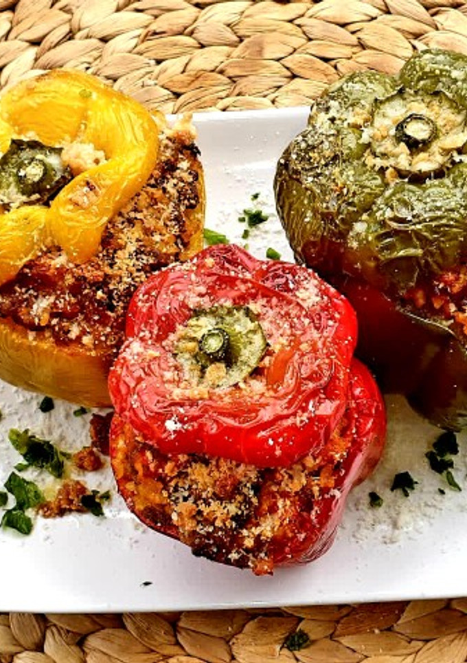 Una foto de Pimientos tricolor rellenos de carne, verduras y arroz