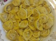 Una foto di cappelletti in brodo