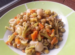 Una foto de Ensalada tibia colorida🥗🥙🥑