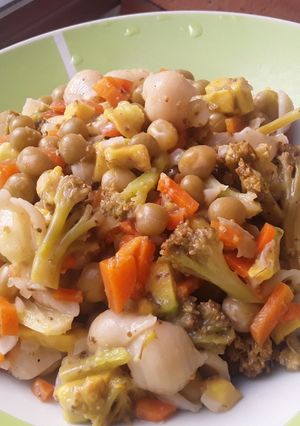 Una foto de Ensalada tibia colorida🥗🥙🥑