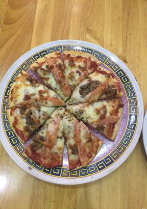 Hình của món Piza bò băm xúc xích.