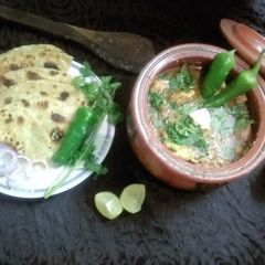 A picture of Chicken Makhni Handi.