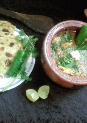 A picture of Chicken Makhni Handi.