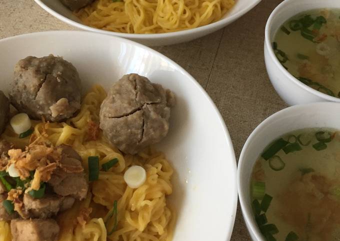 Egg noodle soup with meatballs