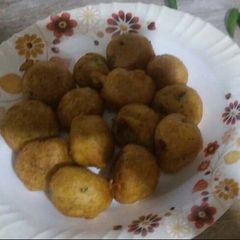 A picture of Aloo k chatpatay pakoray.