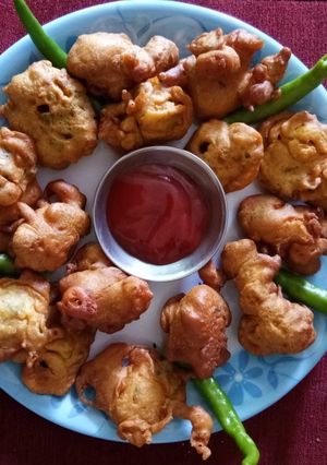 बेसन पकौड़ा (Besan Pakoda Recipe in Hindi) रेसिपी मुख्य फोटो