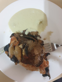 Una foto de Solomillo de pavo al horno con setas, champiñones y peras