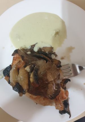 Una foto de Solomillo de pavo al horno con setas, champiñones y peras