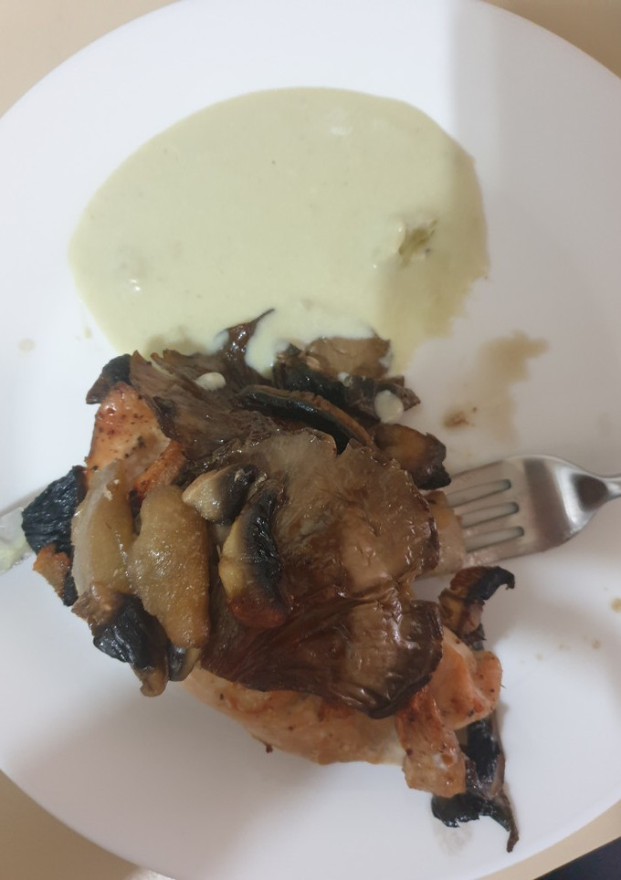 Una foto de Solomillo de pavo al horno con setas, champiñones y peras