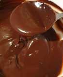 Εύκολη γκανάς σοκολάτας με δύο υλικά ΧΩΡΙΣ κρέμα γάλακτος