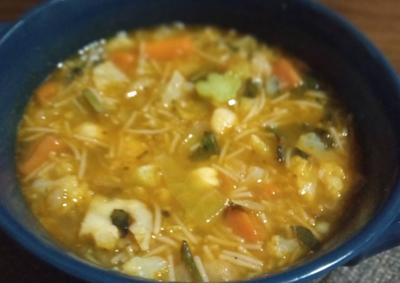 Sopa de garbanzos con verduras y fideo