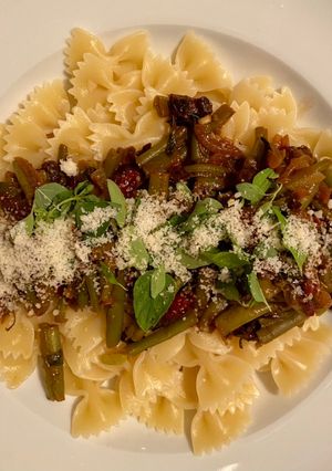 Une photo de Farfalle aux haricots verts et tomates séchées