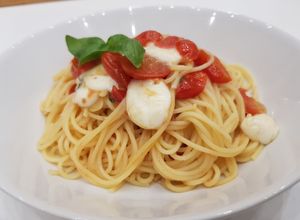 Spagetti koktélparadicsommal, mozzarellával, friss bazsalikommal recept fotója