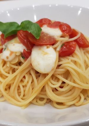 Spagetti koktélparadicsommal, mozzarellával, friss bazsalikommal recept fotója