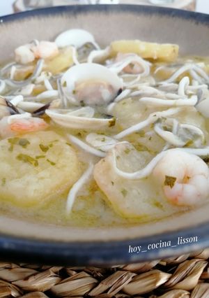 Una foto de Patatas con gambas, almejas y gulas
