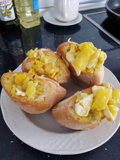 Una foto de Pan relleno con patatas, huevo y cebolla
