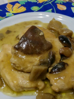 Una foto de Pechuga de pollo y setas mixta