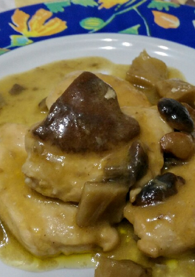 Una foto de Pechuga de pollo y setas mixta