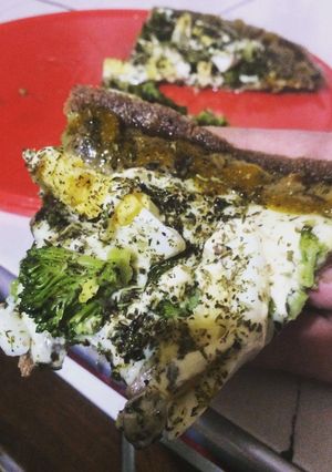 Una foto de Pizza light de brócoli y huevo