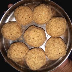 A picture of Healthy oats-jaggery laddoos.