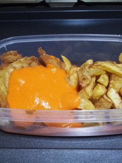Una foto de Filetes de pollo empanados con salsa de pimientos del Piquillo