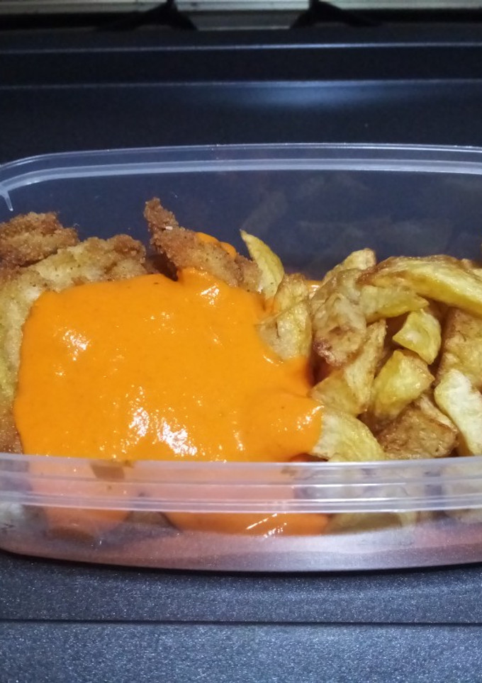 Una foto de Filetes de pollo empanados con salsa de pimientos del Piquillo