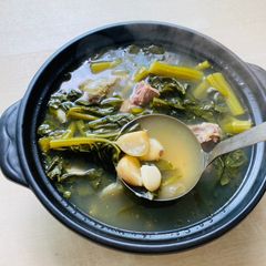 A picture of Garlic kailan soup in pork bone broth.