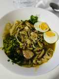 Ramen de pollo y verduras