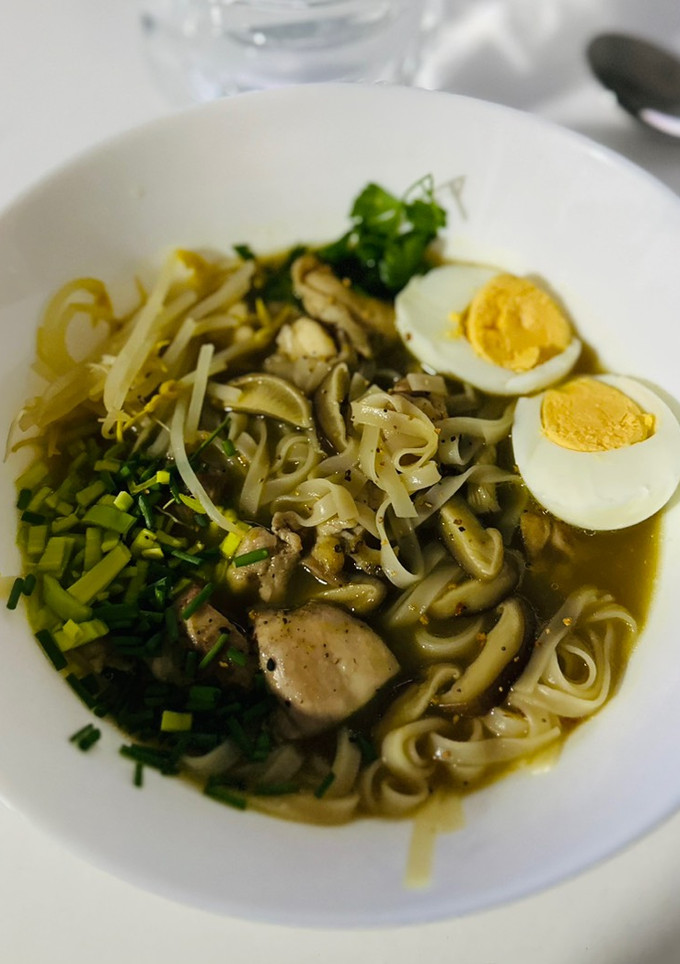 Una foto de Ramen de pollo y verduras