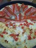 Pizza mitad mantecoso, jamón y morrón, mitad con 3 quesos