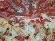 Una foto de pizza jamon y morrón
