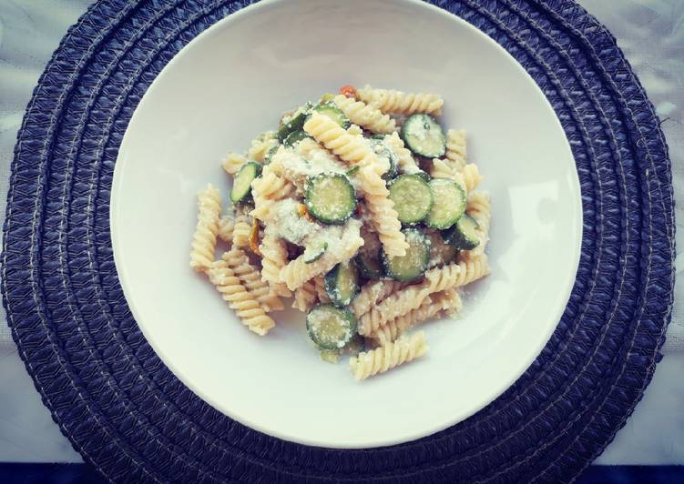 Fusilli zucchine, fiori e ricotta