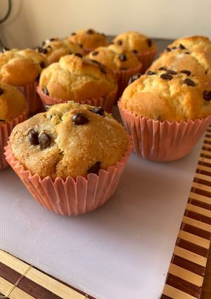 Una foto de Muffins con chispas de chocolate súper fácil ‼️