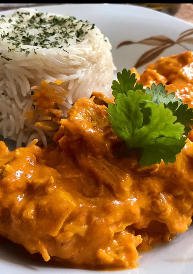 Una foto de Mi versión de Pollo tikka masala con arroz basmati