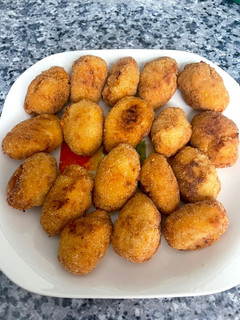 Una foto de Croquetas de cebolla caramelizada y rulo de cabra