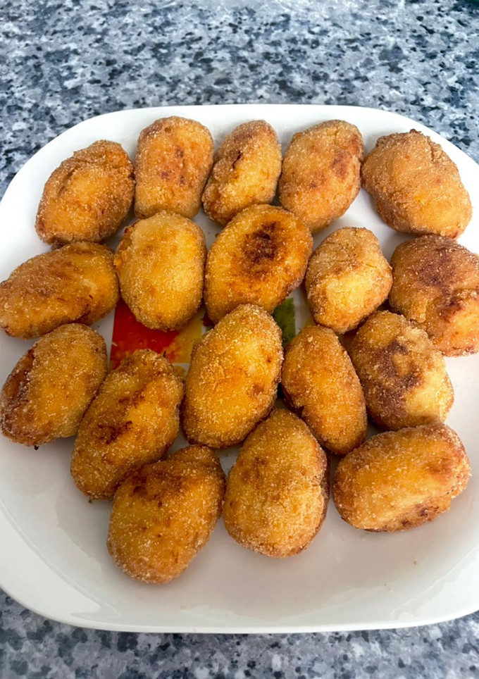 Una foto de Croquetas de cebolla caramelizada y rulo de cabra