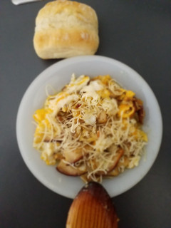 Una foto de Revuelto de boletus con cebolla caramelizada
