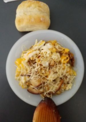 Una foto de Revuelto de boletus con cebolla caramelizada