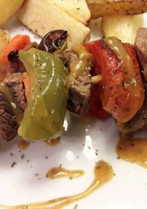 Una foto de Brochettes de lomo con papas rústicas