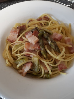 Foto di Linguine con asparagi e pancetta affumicata senza glutine