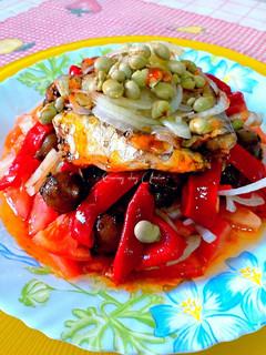Una foto de Ensalada creativa de tomates y sardinas picantes