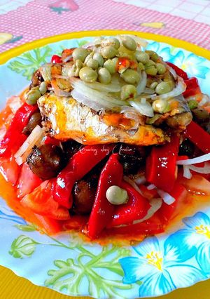Foto principal de Ensalada creativa de tomates y sardinas picantes