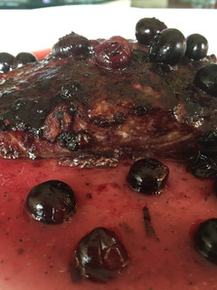 Una foto de Salmón al horno con salsa de frutos rojos