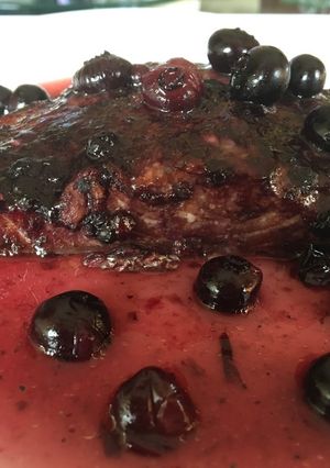 Una foto de Salmón al horno con salsa de frutos rojos