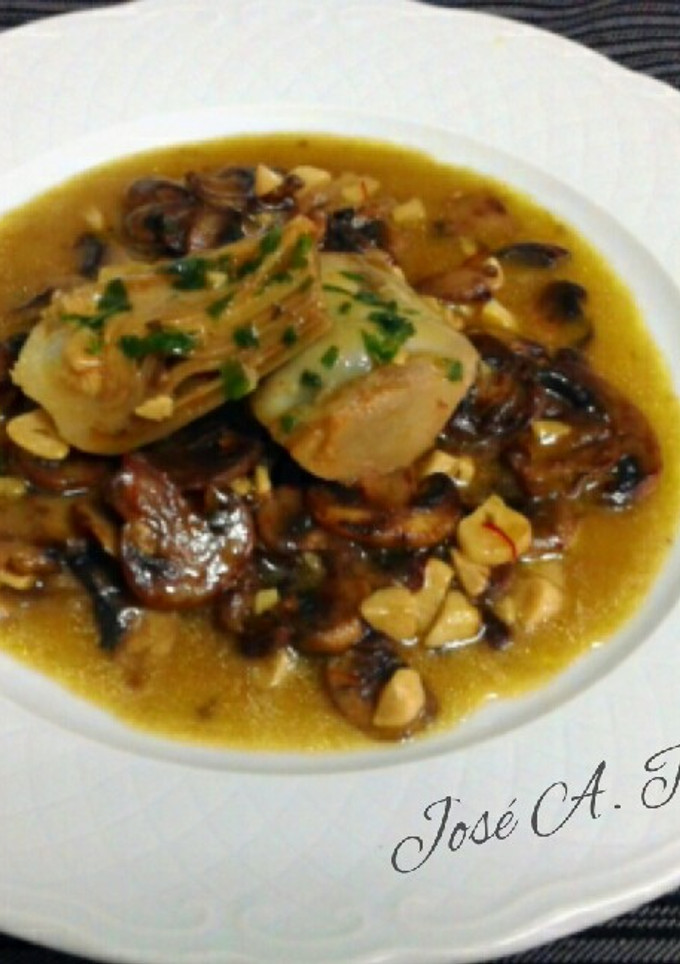 Una foto de Champiñones y alcachofas al ajillo en salsa de azafrán