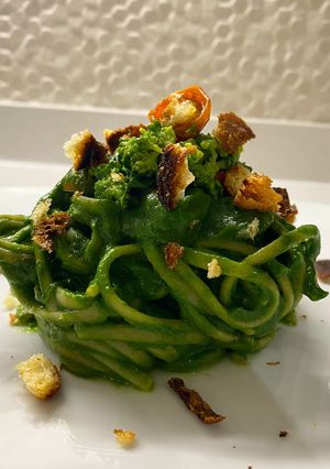 Foto di Spaghetti con Crema di Cime di Rapa, Pomodori al Forno e Mollica Croccante